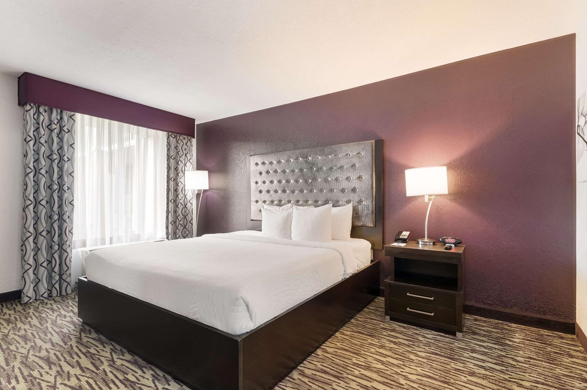 Clarion Inn & Suites Across From Universal Orlando Resort Exterior photo