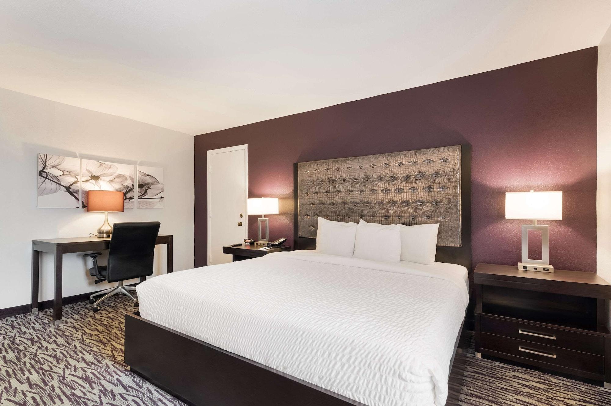 Clarion Inn & Suites Across From Universal Orlando Resort Exterior photo